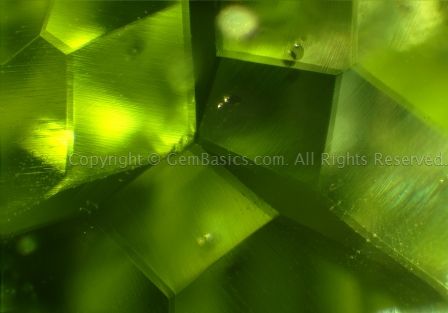 Birefringence in peridot (without polarising filter)